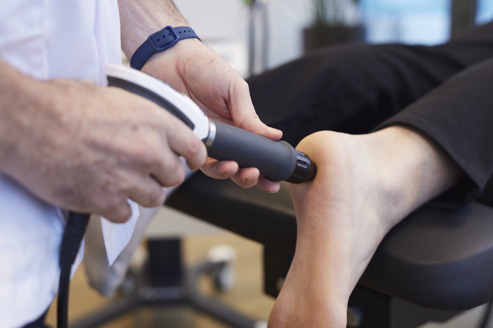 Shockwavehandstuk bij een knie tijdens een praktijkopname